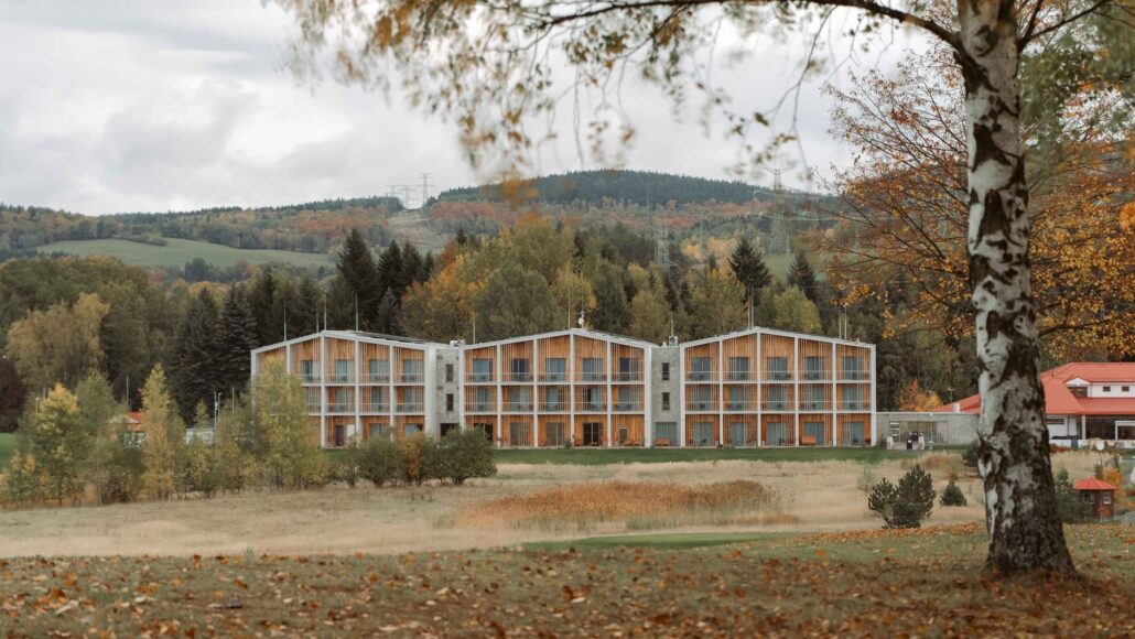 Golfová klubovna s hotelem v Dolním Rychnově u Sokolova, autoři bekarch, foto Ondřej Holub