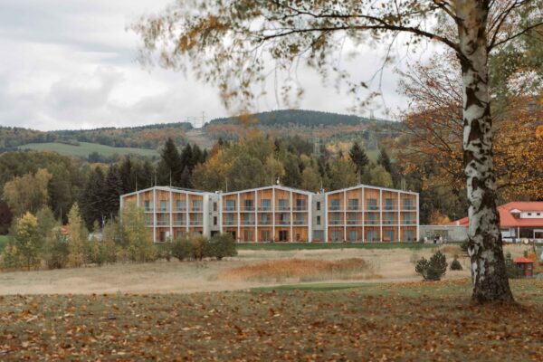 Golfová klubovna s hotelem v Dolním Rychnově u Sokolova, autoři bekarch, foto Ondřej Holub
