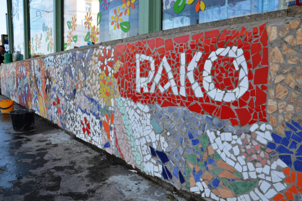 Šedivou zastávku studenti osadili květinami - z obkladů RAKO