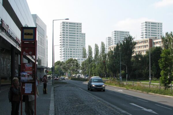 Na Rohanském ostrově se má stavět za rok, Bubny v nedohlednu
