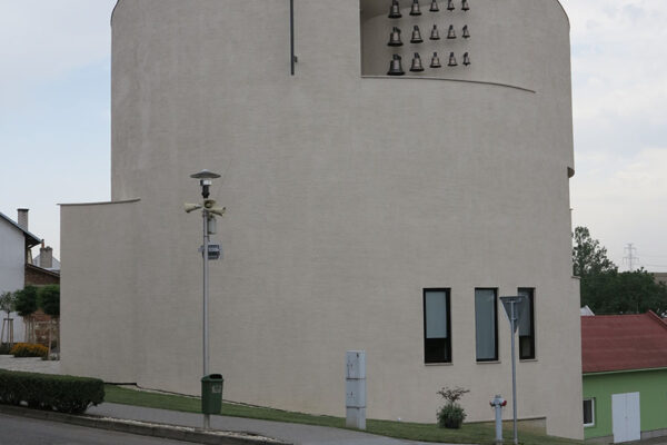 Architektonické podlahy v novém kostele v Sazovicích