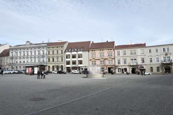 Moderní kašna Koruna Znojma se nelíbí