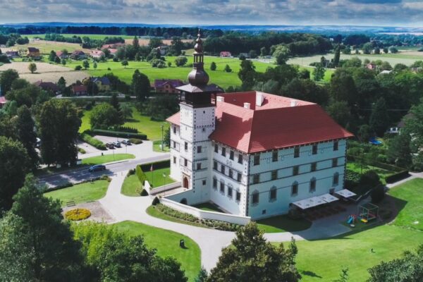 VIDEO: Zrekonstruovaný zámek pohledem z dronu