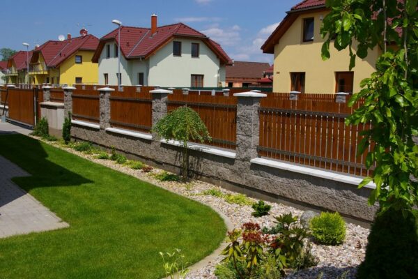 Ploty postavíte rychleji s novým výplňovým betonem Cemix 380