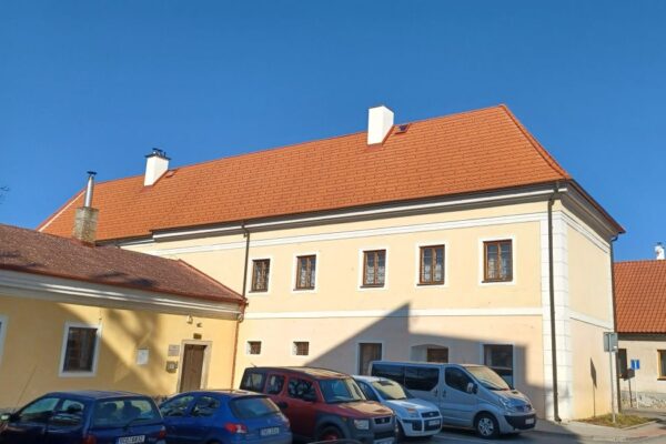 Fara v Soběslavi má novou střechu