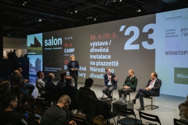 Salon dřevostaveb zahájen, výstava u Národního divadla pokračuje